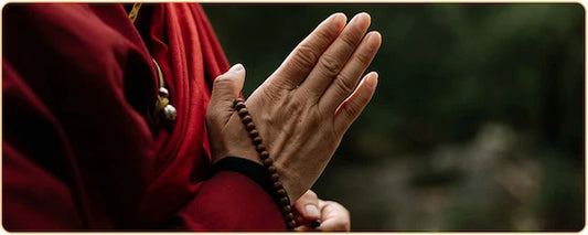 Main_de_moine_tibetain_avec_collier_mala_recitant_des_mantras_Kaosix