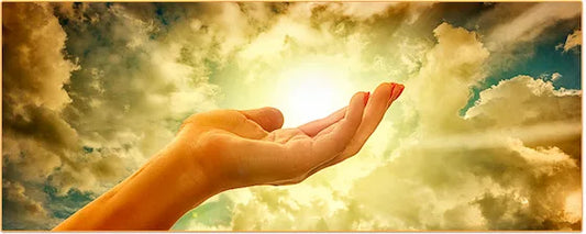 Une main de femme avec le ciel bleu et des nuages en fond Kaosix