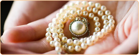 collier de perles dans le creux d'une main