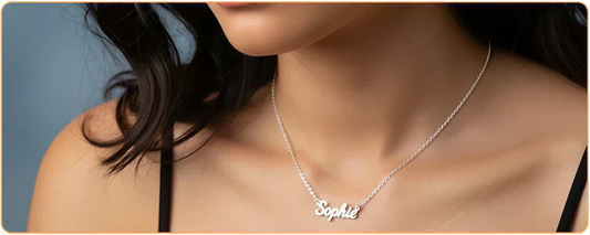 une femme avec un colier Sophie au cou