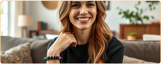 une femme portant un bracelet composé de perles de lave noires et de perles colorées des 7 chakras kaosix