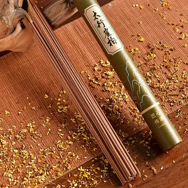 Bâtonnets d’encens naturels Bois d’agar, santal et armoise avec leur boite et sur un tapis de fleurs rouges kaosix