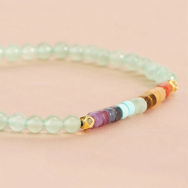 Bracelet 7 chakras perles rondes et cylindriques aventurine verte gros plan kaosix