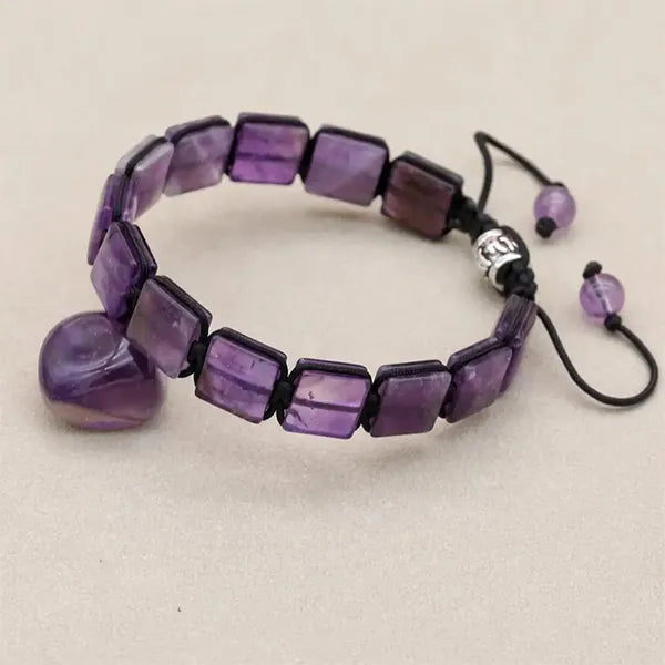 Bracelet Améthyste Pierres Rectangulaires Élégance et Énergie fond posé sur galet améthyste kaosix