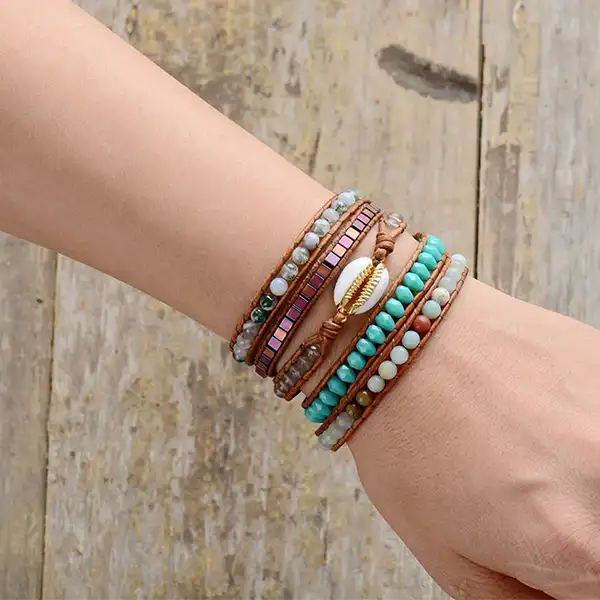 Bracelet Boho (Wrap) Coquillage Cauris au poignet d'une jeune fille kaosix