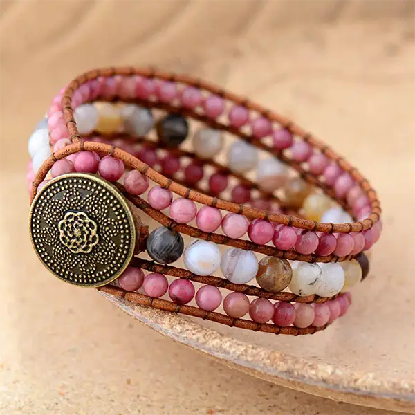 Bracelet Boho (Wrap) en Amazonite et Rhodonite sur une assiette vue de profil kaosix