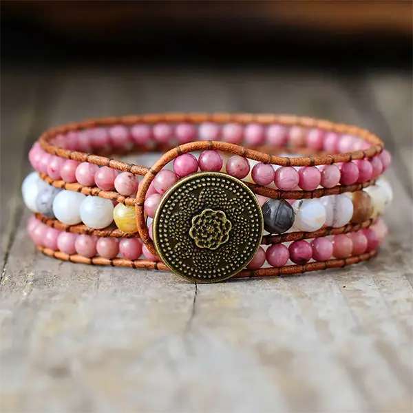 Bracelet Boho (Wrap) en Amazonite et Rhodonitesur une surface en bois vue de derrière kaosix