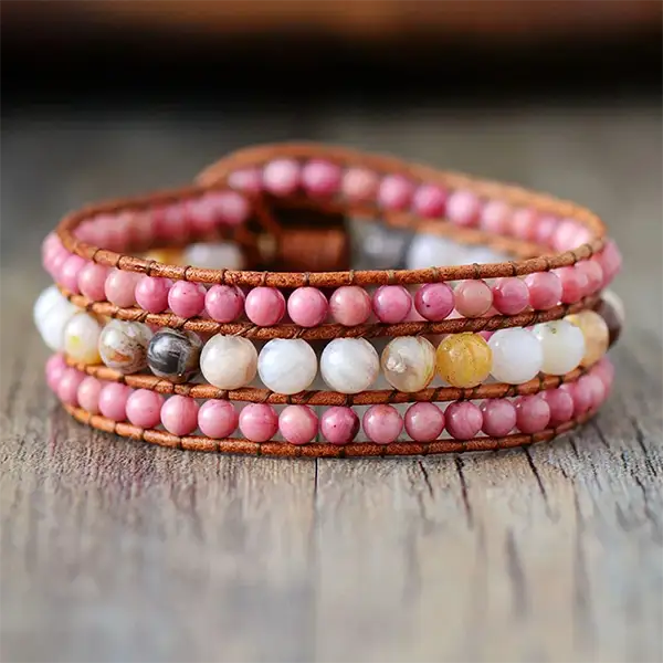 Bracelet Boho (Wrap) en Amazonite et Rhodonitesur une surface en bois vue de face kaosix