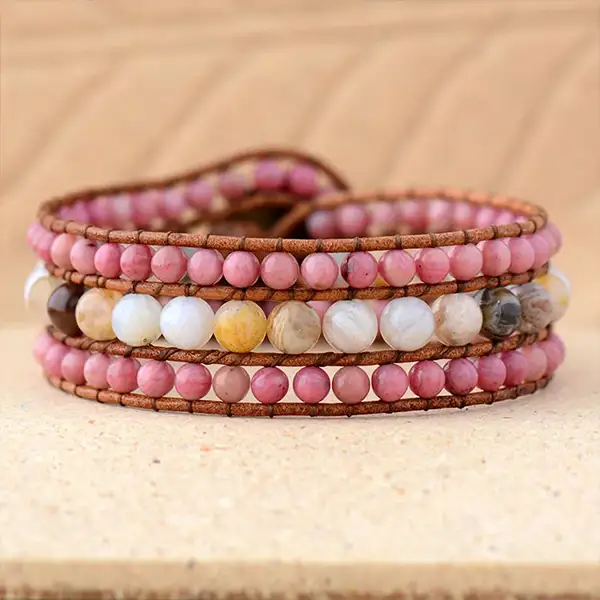 Bracelet Boho (Wrap) en Amazonite et Rhodonitesur une surface en pierre vue de face kaosix