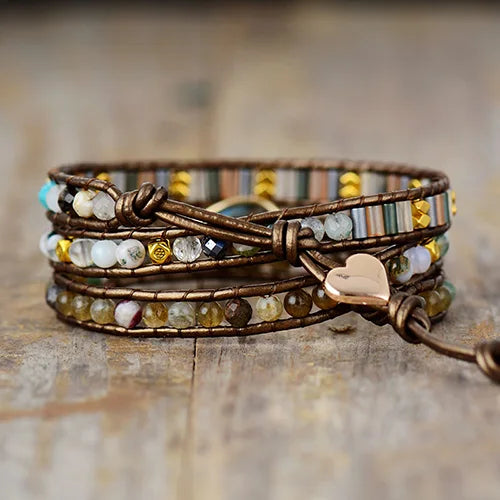 Bracelet Boho (wrap) Labradorite Équilibre posé sur un plancher en bois vue de derrière kaosix