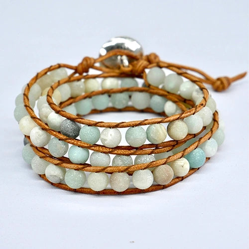 Bracelet Boho (wrap) en Amazonite trois tours posé sur un sol gris clair vue de derrière Kaosix
