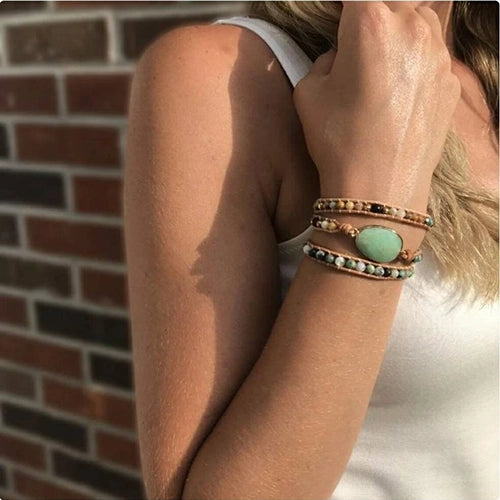 Bracelet Boho (wrap) en pierre de Jade Vert Turquoise Onyx Lave au poignet d'une femme avec un débardeur blanc Kaosix