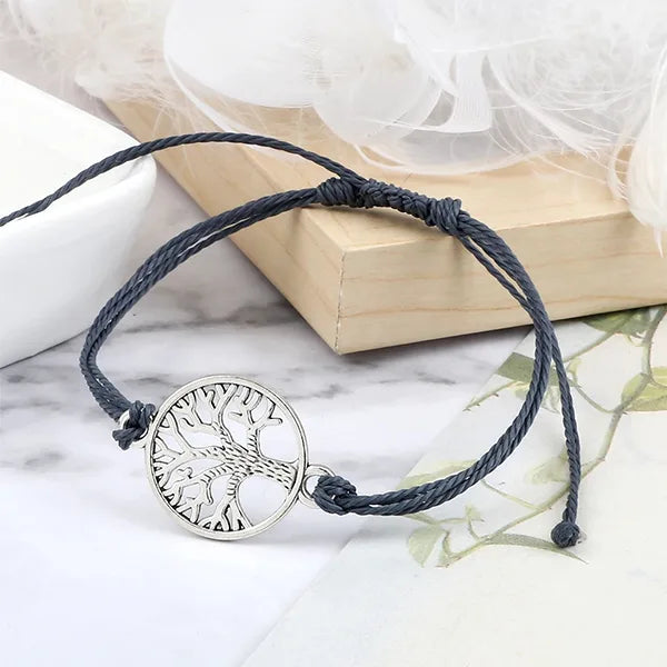 Bracelet Cordon Arbre de Vie Argenté Accessoire Porte-Bonheur gris sur socle en bois kaosix