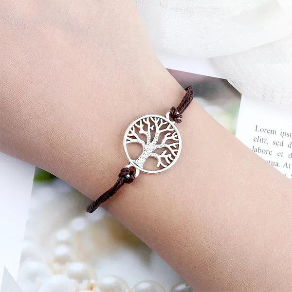 Bracelet Cordon Arbre de Vie Argenté Accessoire Porte-Bonheur marron au poignet d'une femme kaosix