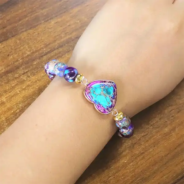 Bracelet Jaspe Impérial Cœur repose au poignet d'une femme gros plan kaosix