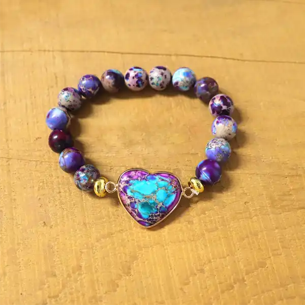 Bracelet Jaspe Impérial Cœur sur un plancher en bois vue de dessus kaosix
