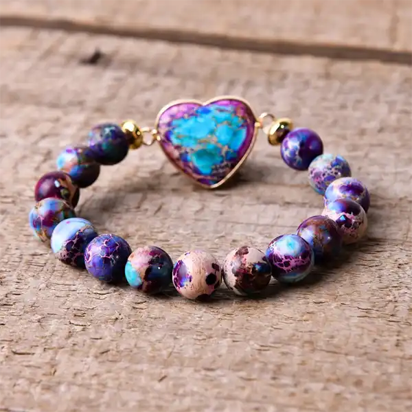 Bracelet Jaspe Impérial Cœur sur un plancher en bois vue de dos kaosix