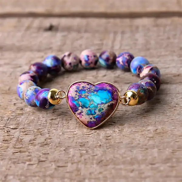 Bracelet Jaspe Impérial Cœur sur un plancher en bois vue de face kaosix