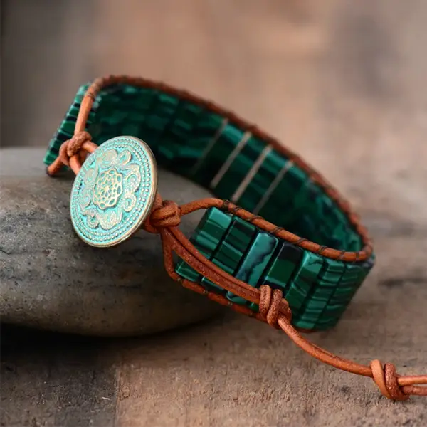Bracelet Jaspe Malachite Boho Wrap sur une pierre ronde sur un plancher kaosix