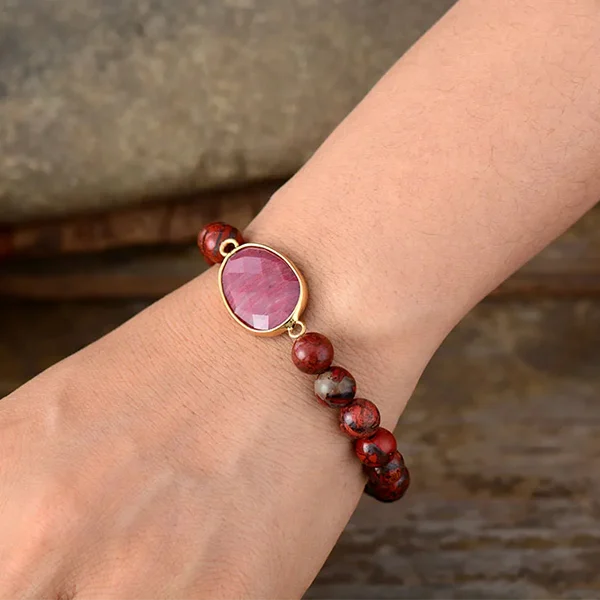 Bracelet Jaspe Rouge et Rhodonite sur le poignet d'une femme kaosix