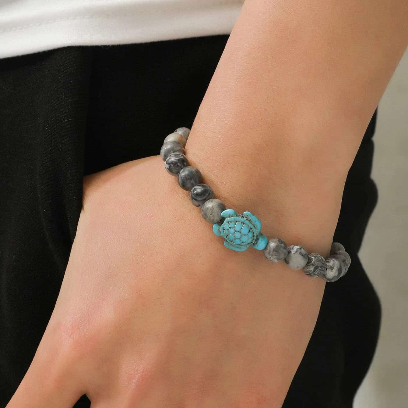 Bracelet Labradorite Grise Tortue Marine au poignet d'un homme Kaosix