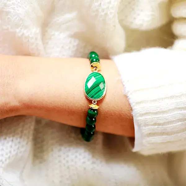 Bracelet Malachite Perles et Galet au poignet d'une jeune femme kaosix