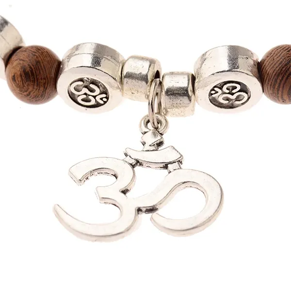 Bracelet OM Bois et Métal sur fond blanc avec gros plan sur le pendentif OM kaosix