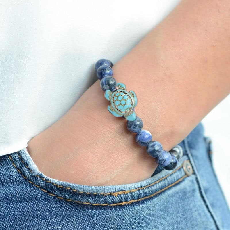 Bracelet Pierre de Sodalite Tortue Marine au poignet d'une jeune fille Kaosix