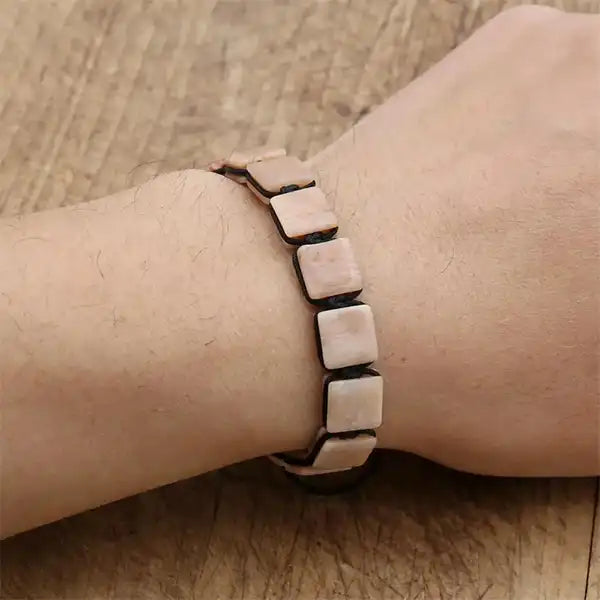 Bracelet Pierre de Soleil Pierres Rectangulaires Éclat et Énergie Positive au poignet d'une femme kaosix