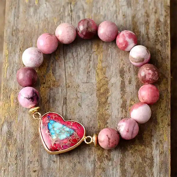 Bracelet Rhodonite Cœur Jaspe Impérial sur plancher en bois vus de dessus kaosix