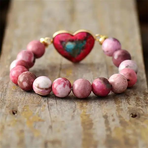 Bracelet Rhodonite Cœur Jaspe Impérial sur plancher en bois vus de dos kaosix