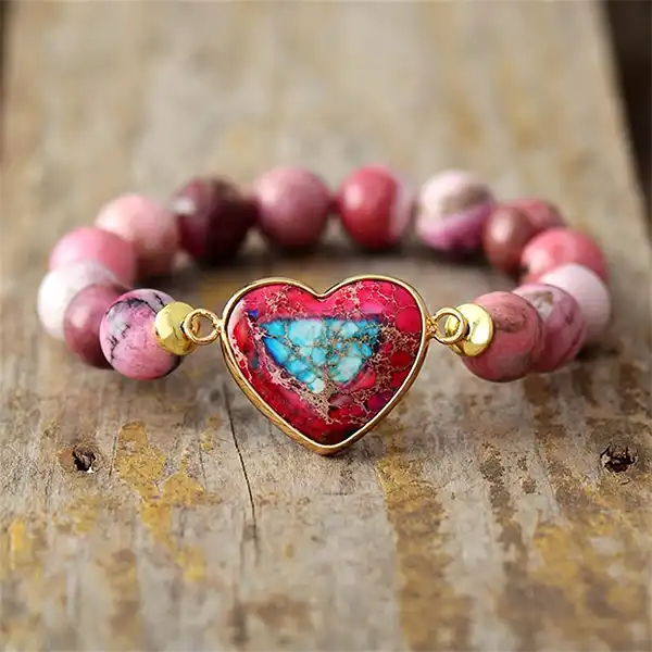 Bracelet Rhodonite Cœur Jaspe Impérial sur plancher en bois vus de face kaosix