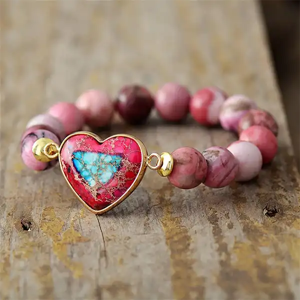 Bracelet Rhodonite Cœur Jaspe Impérial sur plancher en bois vus de profil kaosix