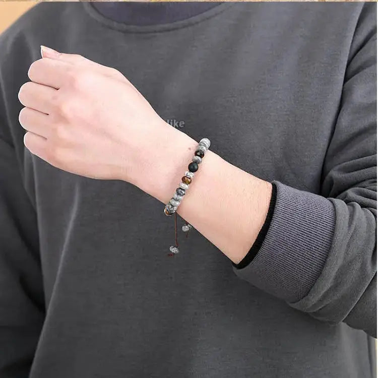 Bracelet Tibétain Jaspe Gris et Œil de Tigre au poignet d'un homme kaosix