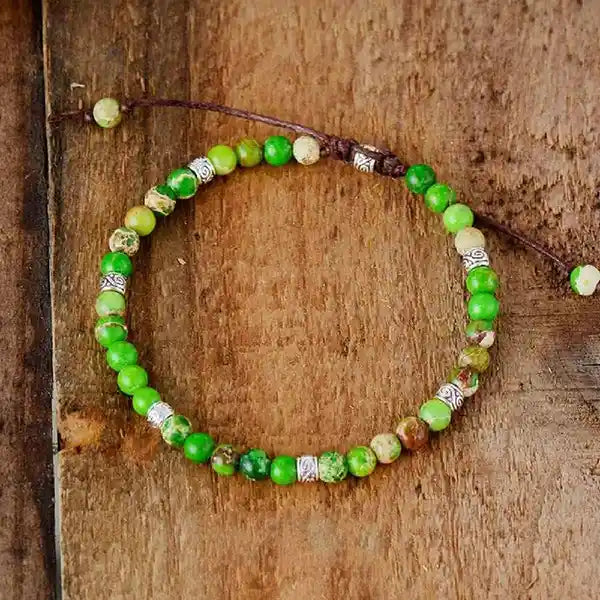 Bracelet Tibétain Jaspe Vert sur un plancher en bois kaosix