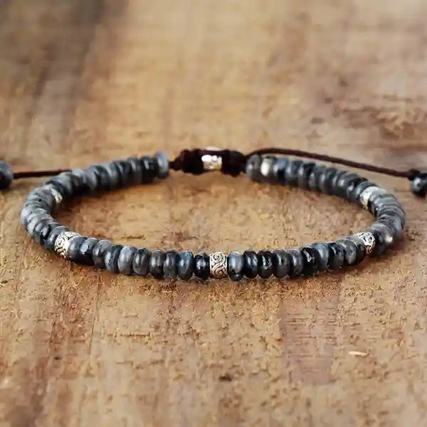 Bracelet Tibétain en Labradorite et Anneaux Métalliques Gravés sur un plancher en bois vue de derrière kaosix