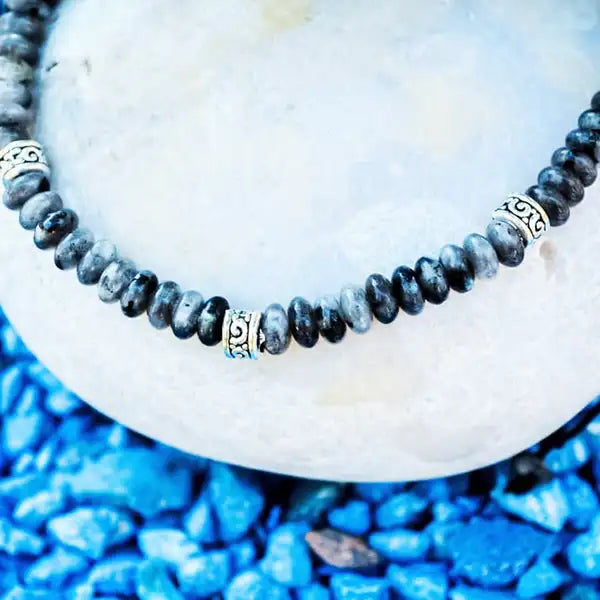 Bracelet Tibétain en Labradorite et Anneaux Métalliques Gravés vue gros plan sur perles kaosix