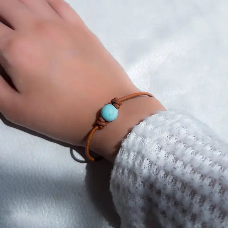 Bracelet Turquoise et Cuir Bohème au poignet d'une jeune femme kaosix