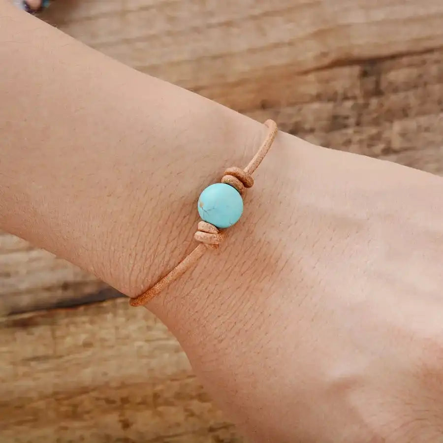 Bracelet Turquoise et Cuir Bohème au poignet d'une jeune fille kaosix