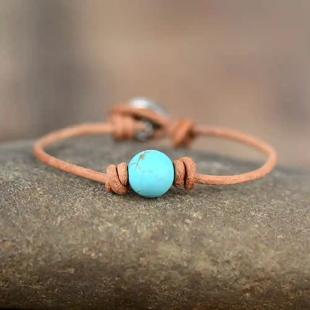 Bracelet Turquoise et Cuir Bohème posé sur une pierre vue de face kaosix