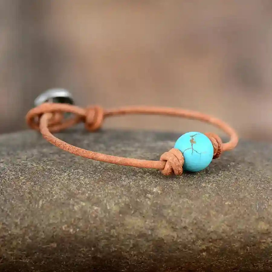 Bracelet Turquoise et Cuir Bohème sur une pierre vue de côté kaosix