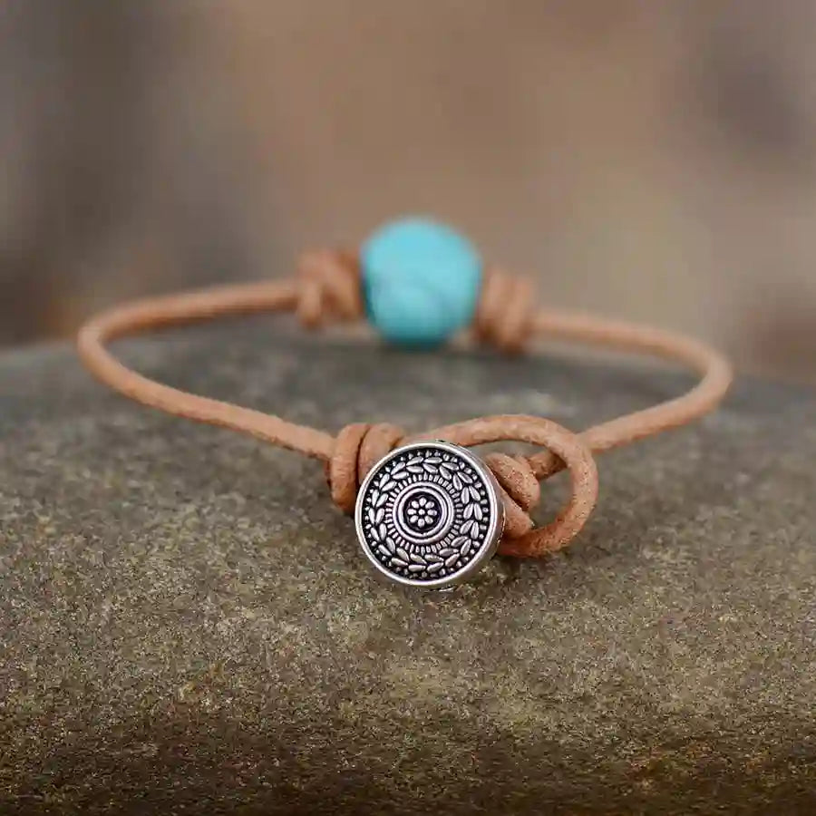 Bracelet Turquoise et Cuir Bohème sur une pierre vue de dos kaosix