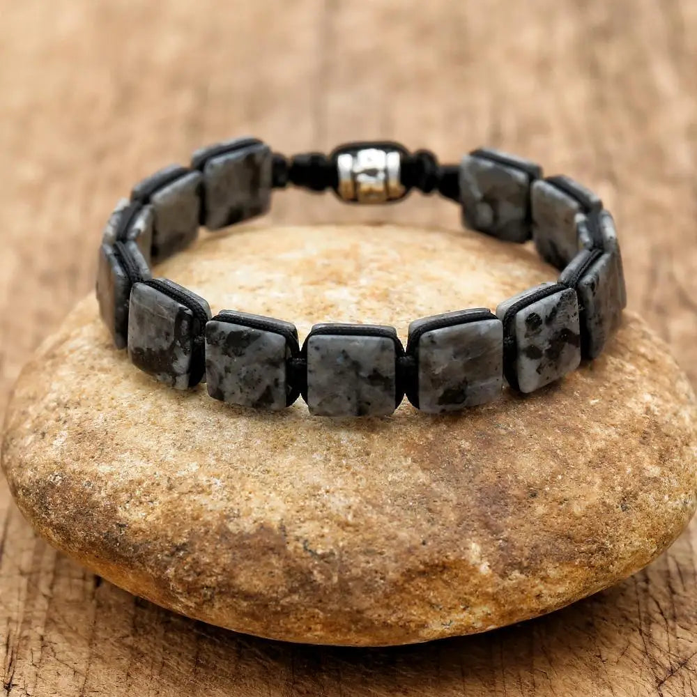Bracelet Labradorite Pierres Rectangulaires Protection et Intuition posé sur pierre ronde kaosix