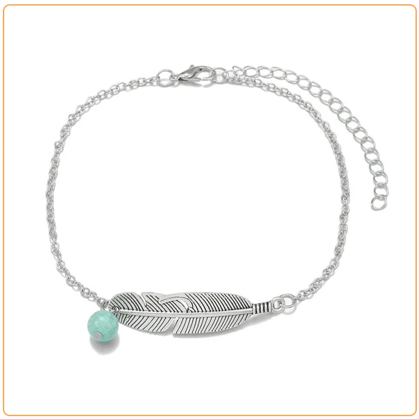 Bracelet de Cheville Plume Argentée et Perle Turquoise sur fond blanc kaosix