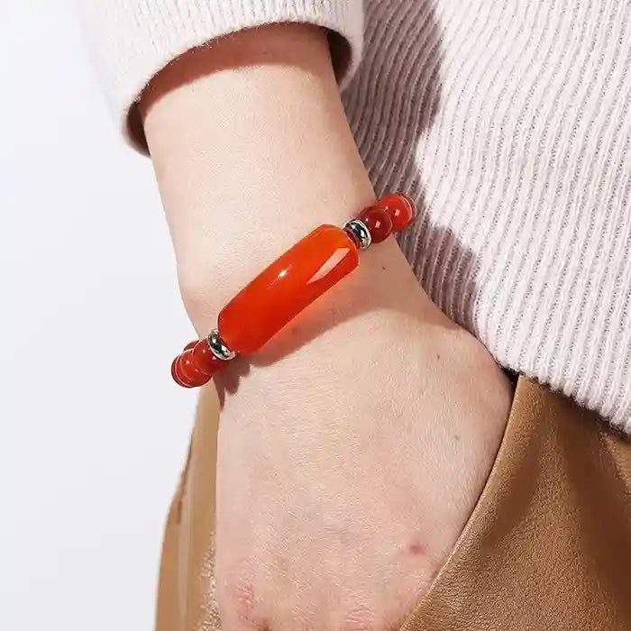 Bracelet en Agate Rouge Bande Courbe et Perles au poignet d'une femme Kaosix