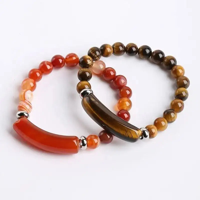 Bracelet en Œil de Tigre Bande Courbe et Perles avec Bracelet en Agate rouge Bande Courbe et Perles sur un sol blanc kaosix