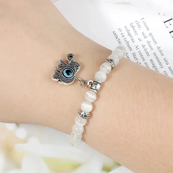 Bracelet en Opale Blanche avec Amulettes Porte-Bonheur l'éléphant sur poignet de femme kaosix