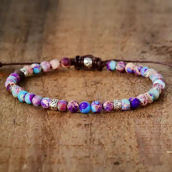 Bracelet en Perles de Jaspe Impérial Éveil Spirituel de face et sur une planche en bois kaosix