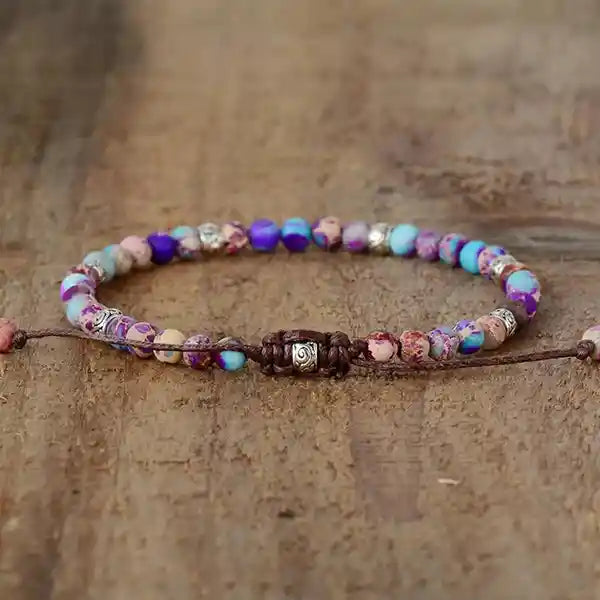 Bracelet en Perles de Jaspe Impérial Éveil Spirituel vue de derrière et sur une planche en bois kaosix
