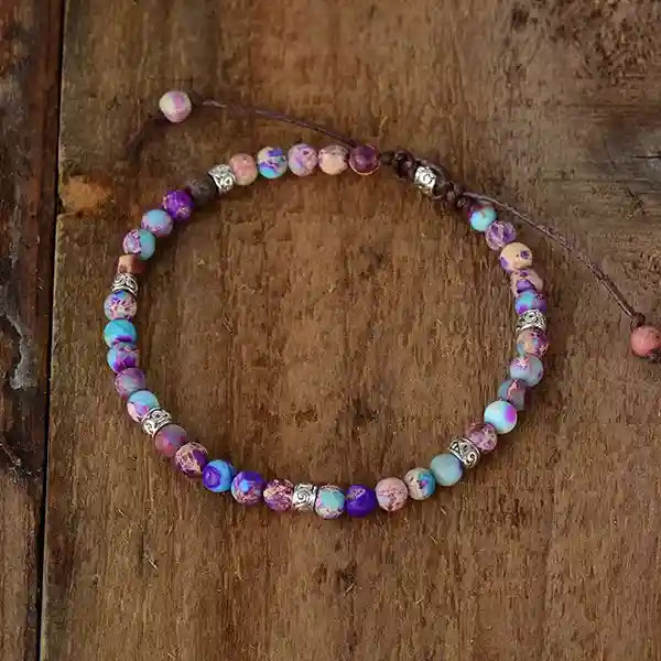 Bracelet en Perles de Jaspe Impérial Éveil Spirituel vue de dessus et sur une planche en bois kaosix